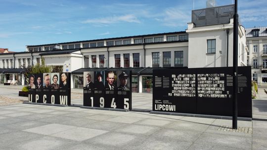 Lipcowi 1945. Twarze Ofiar Obławy Augustowskiej – wystawa na Starym Rynku w Łomży - [VIDEO]
