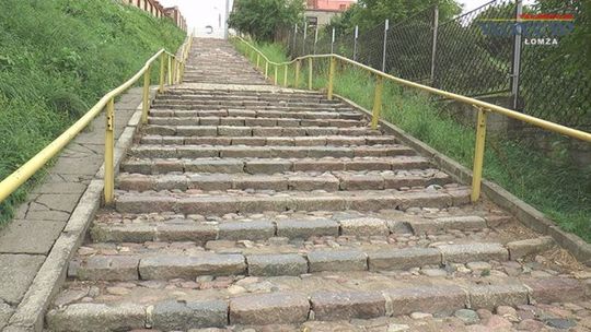 Łomża - rozpoczął się remont kamiennych schodów - VIDEO