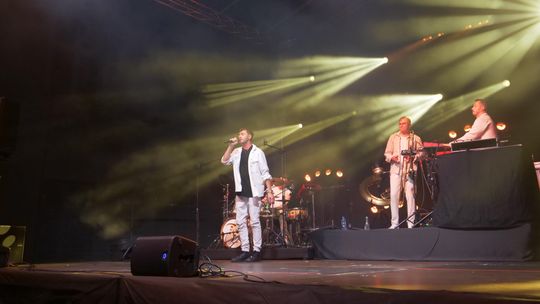 Łomża świętuje 500‑lecie katedry. Koncert Kamila Bednarka przyciągnął tłumy - [VIDEO]