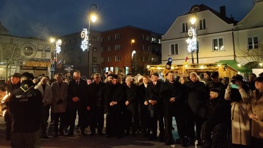 Łomża świętuje razem. Miejska Wigilia rozświetliła Stary Rynek Betlejemskim Światłem [VIDEO]