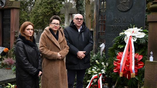 Łomżyniacy przy grobie Romana Dmowskiego w Warszawie