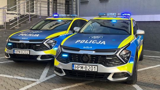 Łomżyńscy policjanci otrzymali dwa nowe radiowozy Kia Sportage