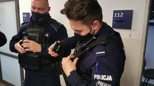 Łomżyńscy policjanci z kamerami na mundurach 