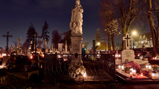 Łomżyńska nekropolia na zdjęciach nocnych [FOTO]