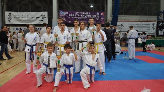 Łomżyńsky karatecy na zawodach w Józefowie