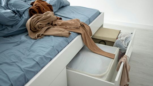 Łóżko z pojemnikiem na pościel – czy warto?