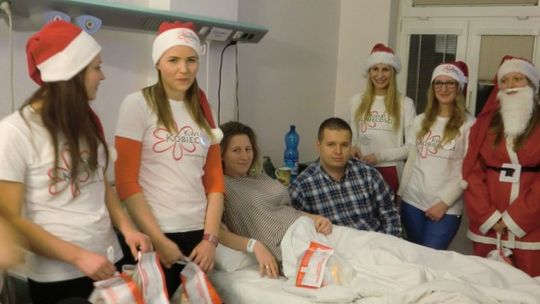 Mikołaje i Śnieżynki z PWSIiP zachęcają panie do badań 