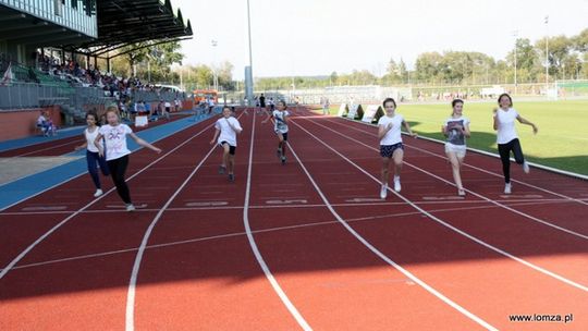 Młodzi lekkoatleci rywalizują na łomżyńskim stadionie