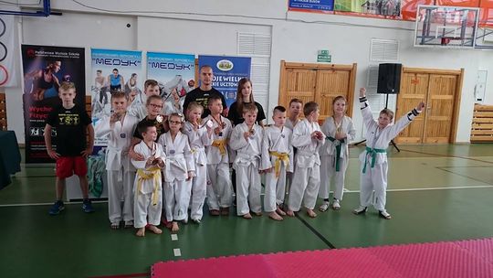 Młodzi mistrzowie taekwondo 