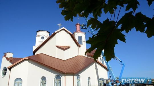 Montaż kopuły na najmniejszej wieży kościoła Krzyża Świętego