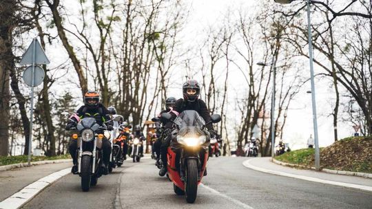 Motocykliści lubią sobie zaszaleć między domami