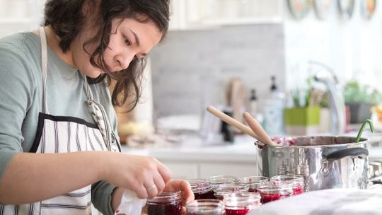 Najprostsze przepisy na domowe przetwory: ogórki, powidła, buraczki