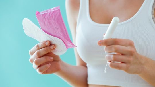Naukowcy sprawdzili, czy szczepionki na koronawirusa mogą zaburzać menstruację 