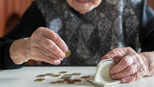 Nie taki radosny dzień babci. Seniorzy muszą walczyć z długami