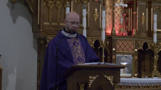 Nocna wędrówka pełna ciszy i refleksji. Ekstremalna Droga Krzyżowa w Łomży - [VIDEO]