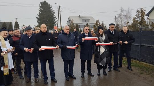 „Nowa droga w Janowie oddana do użytku – inwestycja poprawi komfort i bezpieczeństwo mieszkańców”