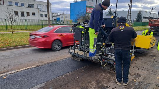 Nowe maszyny w MPGKiM w Łomży zwiększą tempo i jakość remontów miejskich dróg