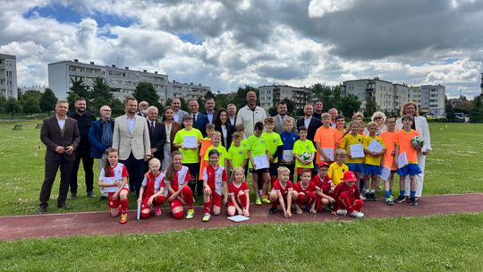 Nowe pełnowymiarowe boisko przy SP 9 w Łomży. 4 mln zł rządowego wsparcia i wielkie plany dla młodych sportowców - [VIDEO]