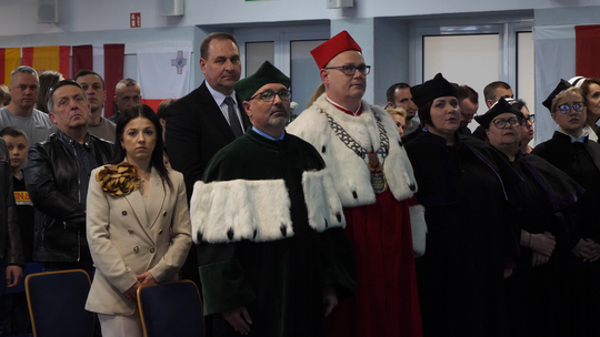 Nowe pokolenie w służbie zdrowia. Uroczystość czepkowania w Międzynarodowej Akademii Nauk Stosowanych w Łomży - [VIDEO]