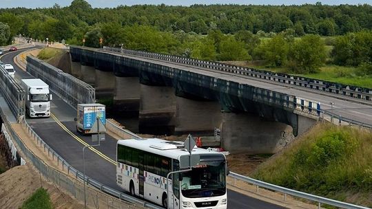 Objazd po tymczasowym moście na DK64 pod Wizną