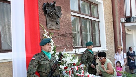 Odsłonięcie tablicy upamiętniającej ofiary PUBP w Łomży