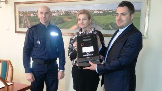 Ogólnodostępny alkomat w łomżyńskiej komendzie