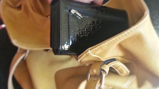 Okradł kobietę – odpowie przed sądem