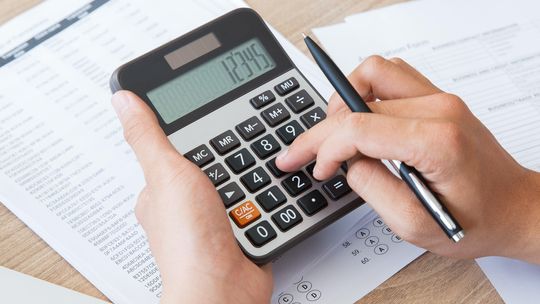 Osoby uprawnione do zasiłku lub świadczenia przedemerytalnego, które dorabiały, muszą rozliczyć się z ZUS-em