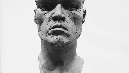 Otwarcie wystawy rzeźby Adriana Lipińskiego „Niebie-ski” 