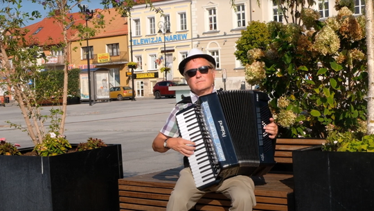 Pan Zbigniew wypełnia starówkę muzyką akordeonu