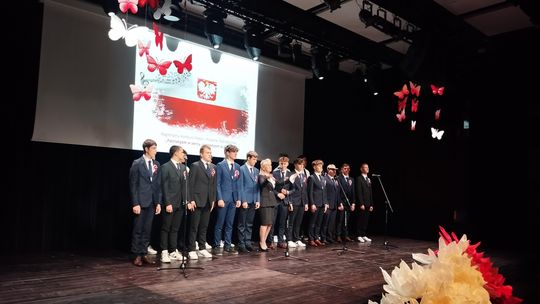 Patriotyzm w sercu i pieśni – relacja z I Regionalnego Konkursu Pieśni i Piosenki Patriotycznej w Łomży [VIDEO]