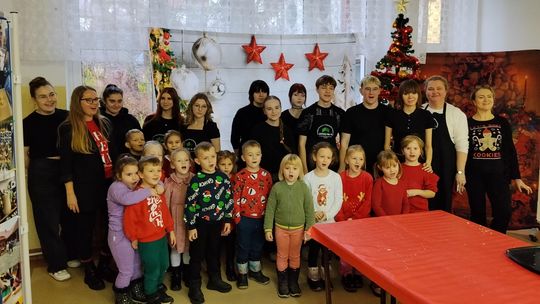 Piernikowe Warsztaty – dzieci z Kupisk pieką i dekorują świąteczne pierniki [VIDEO]