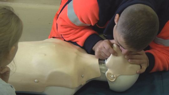 Pierwsza pomoc - uczniowie na szkoleniu