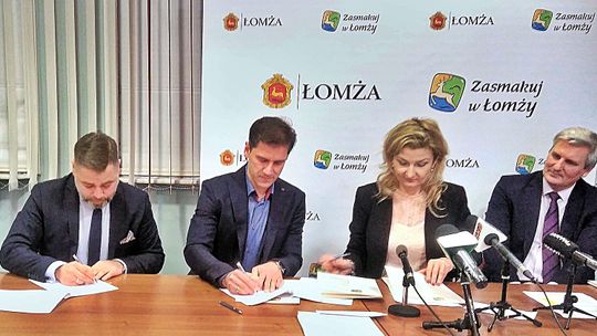 Pierwsze w Łomży umowy na dofinansowanie szkoleń i kursów podpisane  [VIDEO i FOTO]