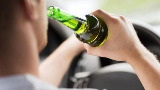 Pijany chciał uniknąć kontroli drogowej i spowodował kolizję