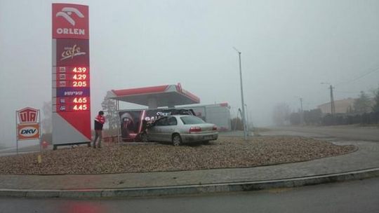 Pijany mężczyzna wjechał w stację paliw w Nowogrodzie