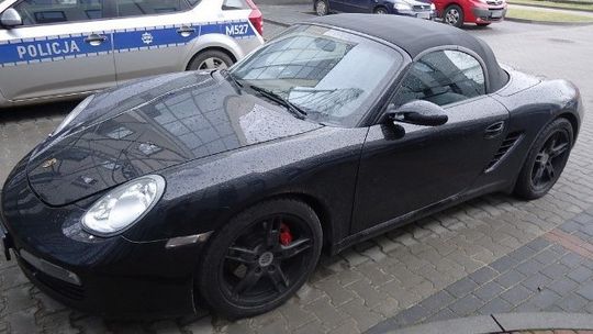 Pijany wiózł w porsche 900 paczek papierosów bez akcyzy