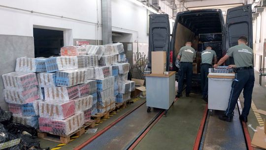 Podlaska KAS udaremniła przemyt 83 tys. paczek papierosów. Przemytnik tymczasowo aresztowany