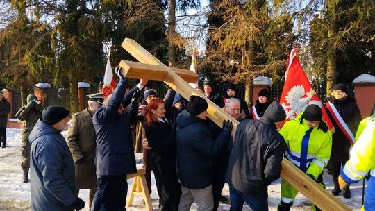 Podniesienie krzyża na mogile powstańców styczniowych