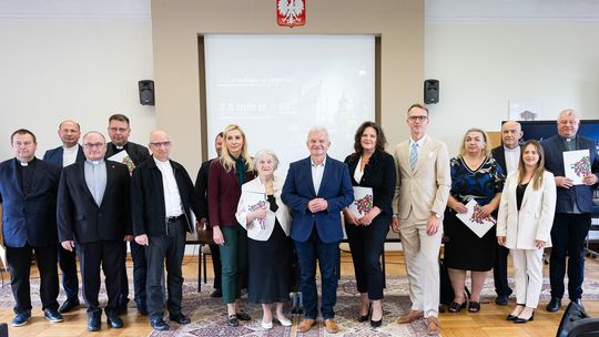 Podpisano umowy na ochronę zabytków ziemi łomżyńskiej. Blisko 800 tys. zł na konserwację najcenniejszych obiektów regionu - [VIDEO]