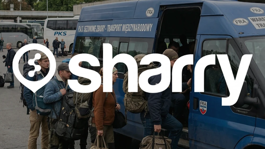 Sharry na tle grupy pracowników wsiadających do minibusa