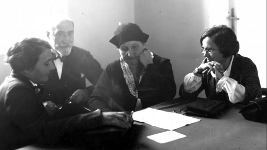 W kuluarach sejmowych. Widoczni: senator Hanna Hubicka (pierwsza z lewej), posłanka Maria Jaworska (pierwsza z prawej), posłanka Zofia Moraczewska (druga z prawej).