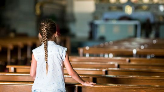 Polacy ocenili Kościół w sprawie pedofilii. Chcą, żeby parafie szukały ofiar [SONDAŻ]
