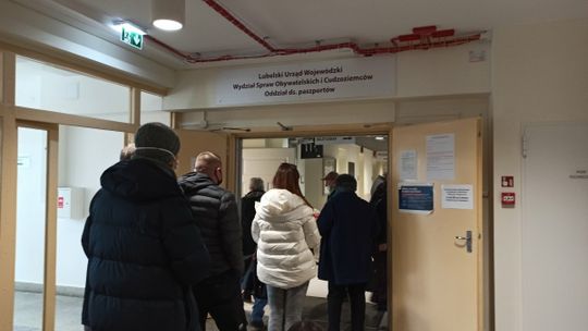Polacy stają w kolejkach po paszport