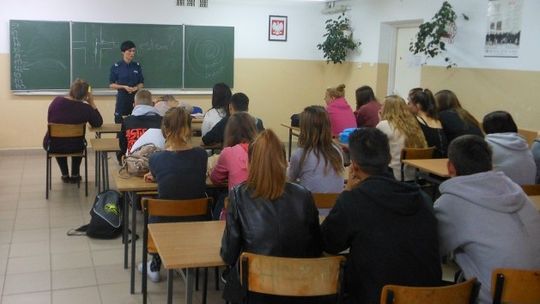Policjanci rozmawiają z licealistami 