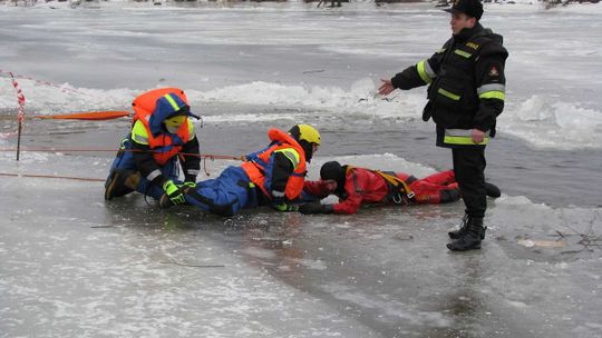 Policjanci uczyli się jak nieść pomoc na lodzie [FOTO]