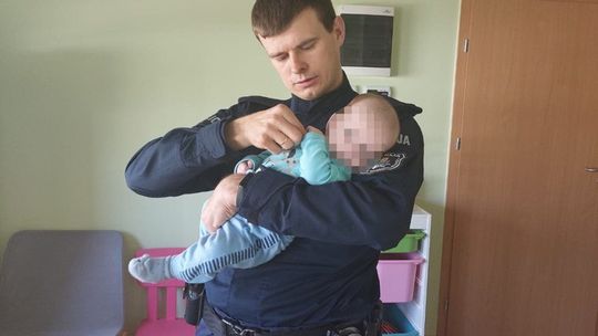 Policjanci zaopiekowali się niemowlęciem. Ich postawa chwyta za serce