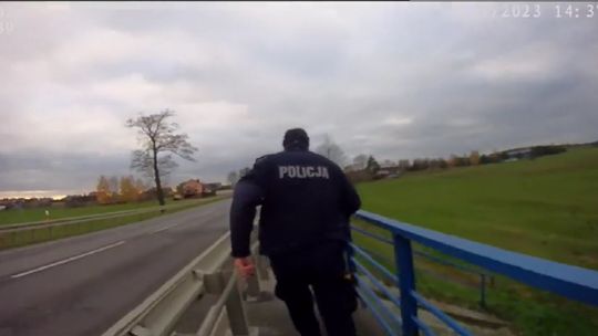Policjant wskoczył do rzeki i uratował tonącą kobietę [VIDEO]
