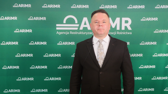 Pomoc dla rolników: zaliczki, 300 tys. dla młodych i odszkodowania. Aktualne terminy ARiMR 2025 [VIDEO]