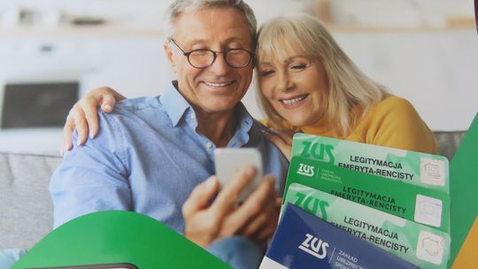 Ponad 1,1 mln seniorów z mLegitymacją ZUS w telefonie